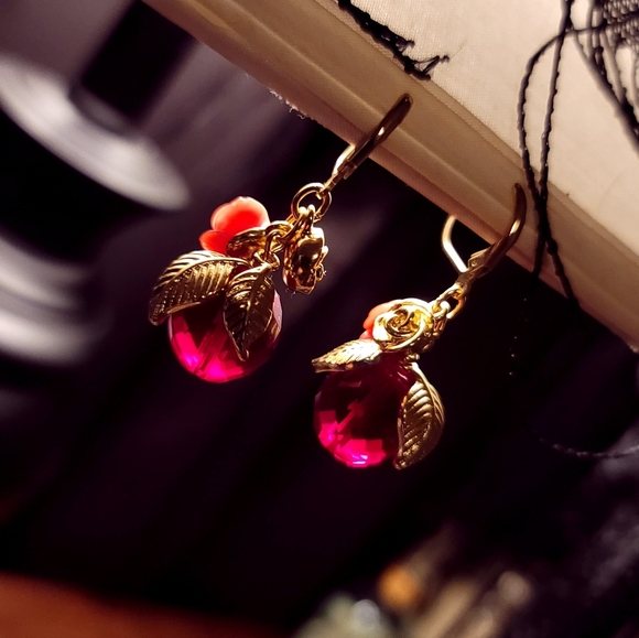 Yanbal Unique Red rose Crystal Earrings - Picture 1 of 5